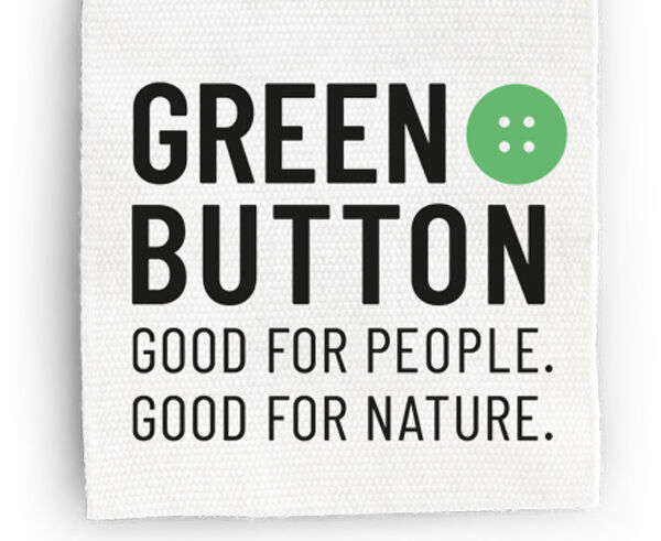 Sew-in-Label with GREEN BUTTON logo, "GOOD FOR PEOPLE.", "GOOD FOR NATURE."